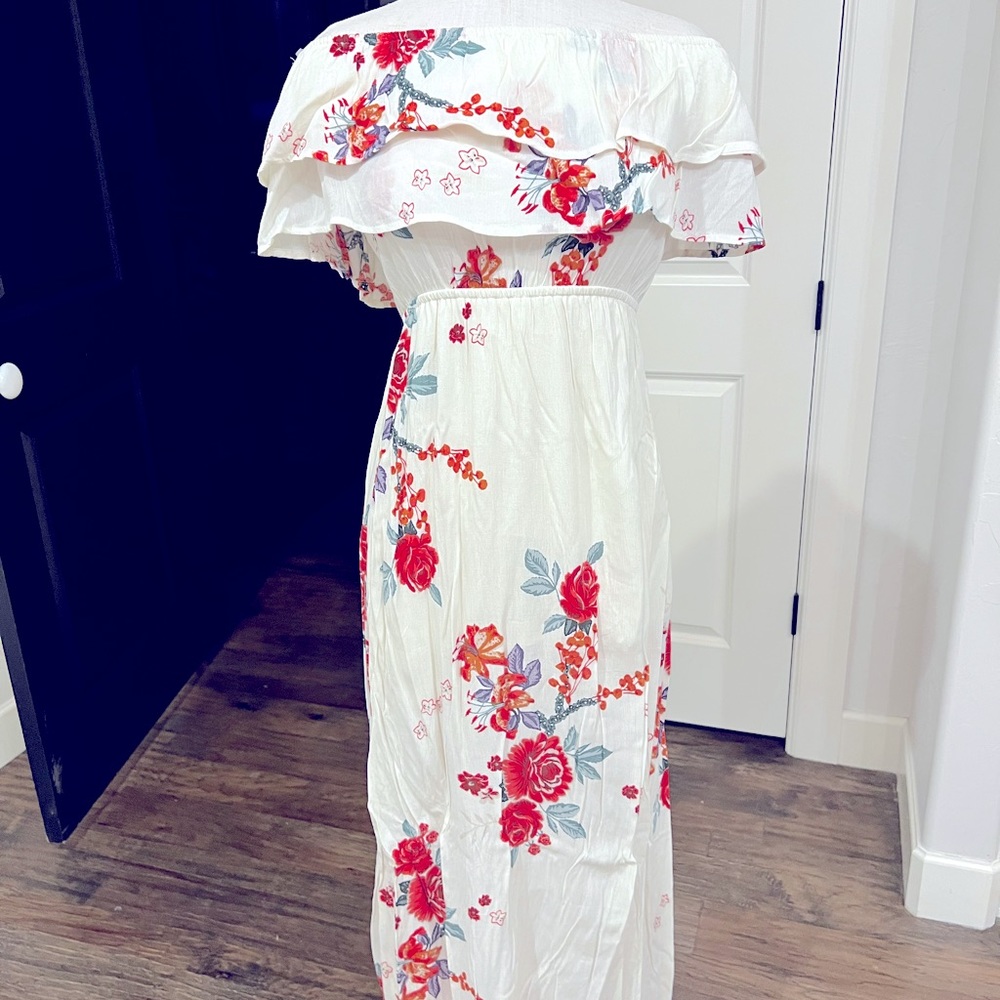 NWOT Off the shoulder floral maxi dress (Size Small)